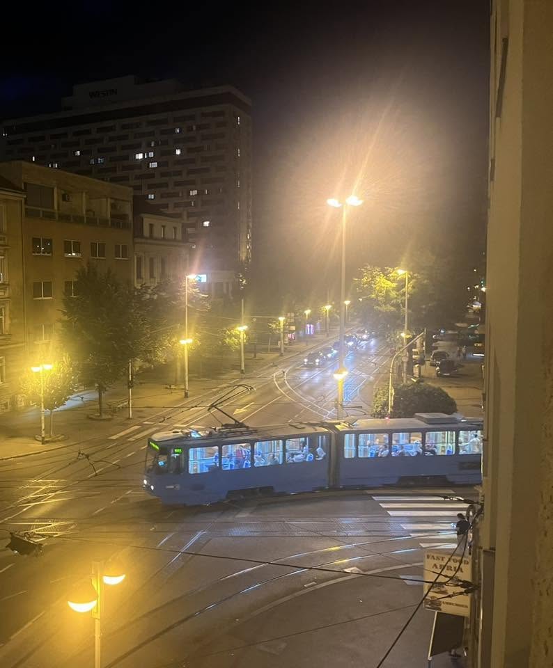 Tramvaj linije 9 na raskrižju Vodnikova - Savska, 16. srpnja 2025. (Foto Silva Fabijanović)